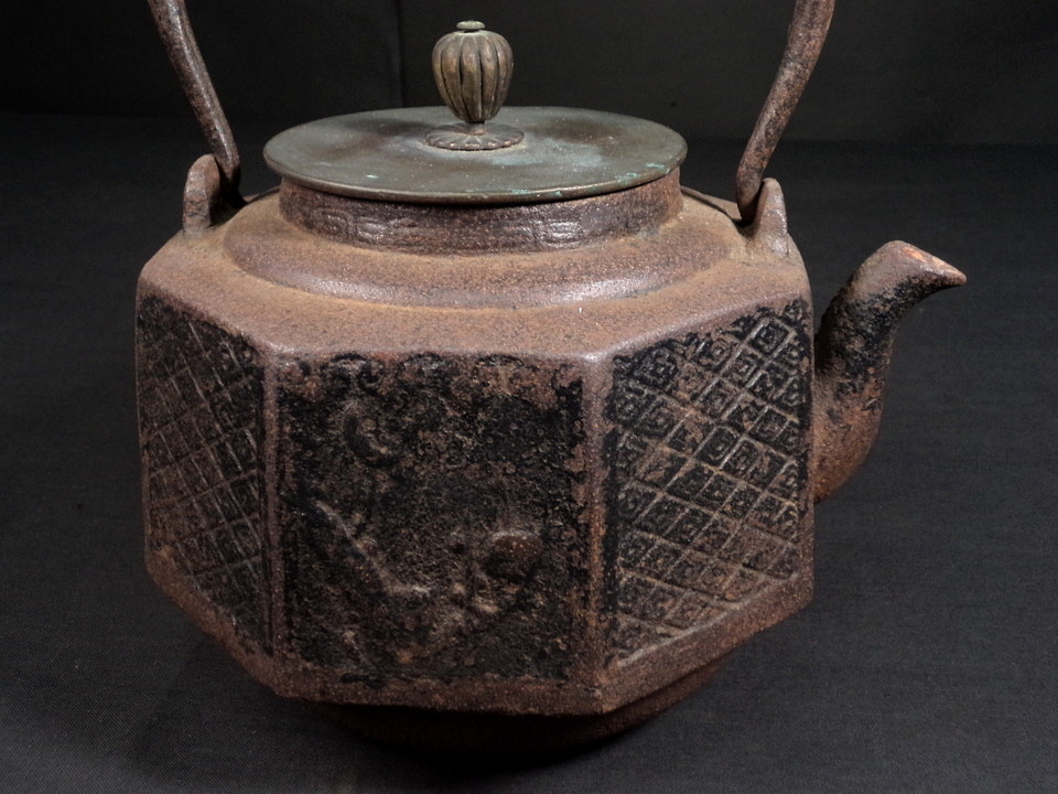 煎茶道具 古い鉄瓶・八角型鉄瓶・銅蓋は龍文堂造の在銘（検索：時代