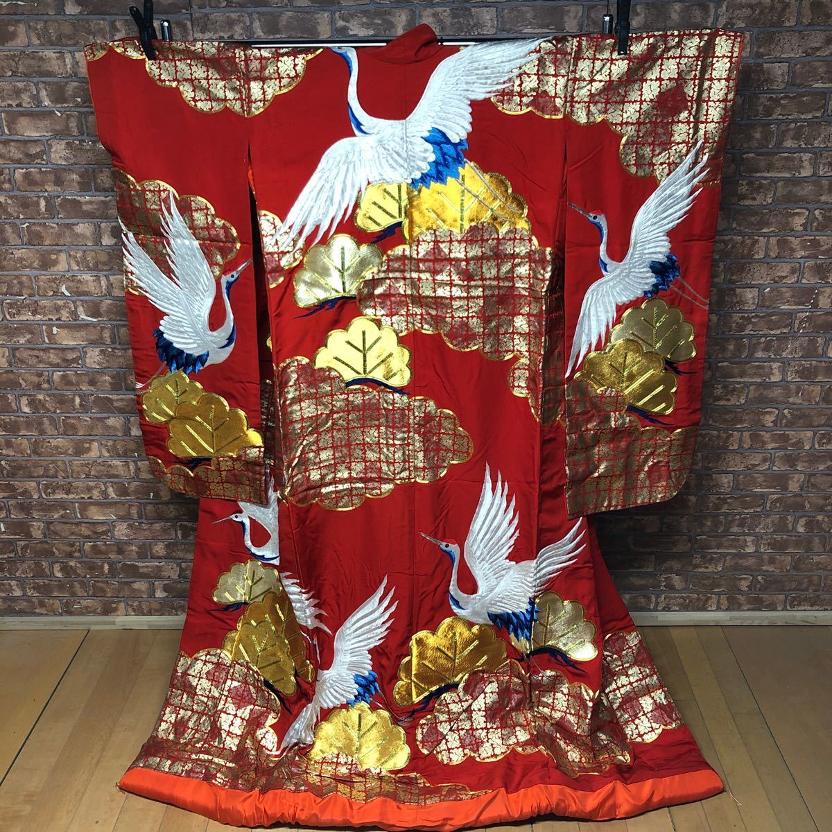 N 2576　中古品 [ 色打掛　刺繍 鶴 ]　身丈175 裄66 結婚式 素材不明 赤系 金箔 和装 婚礼 結婚式 花嫁 衣装 ブライダル 豪華絢爛 前撮り