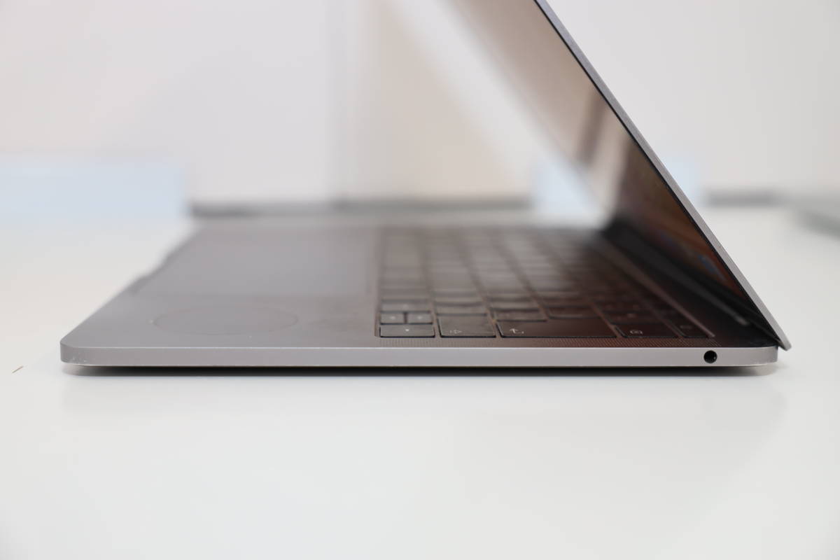 MacBook Pro (13-inch， 2017， Two Thunderbolt 3 ports) Intel 