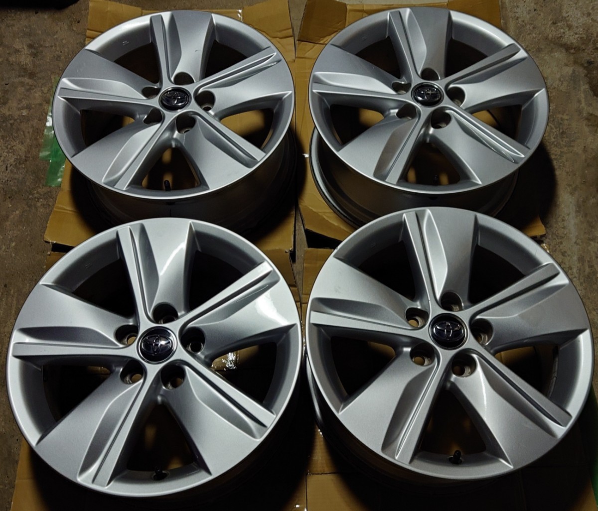 トヨタ純正ハリアー 17×7J 5H PCD114.3 +39 アルミ4本セット トヨタ 純正 ハリアー 60系 17インチ アルミホイール 7J +39 5H 5穴