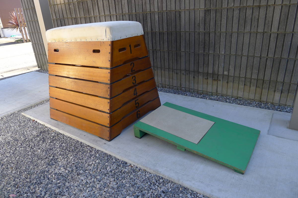 ★大幅値下げ！入手困難品★スツール 踏み台 収納家具としても★体育用具 学校備品★踏切板 付き★子供用 木製6段 跳び箱 とび箱★