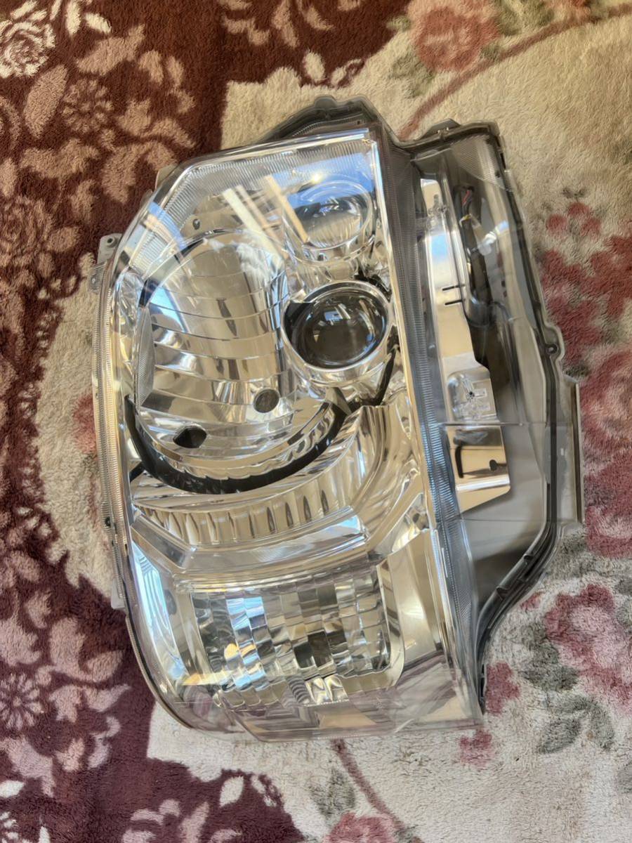 破損無し!!トヨタ純正 200系 トヨタ純正 200系 ハイエース 4型 後期 LED
