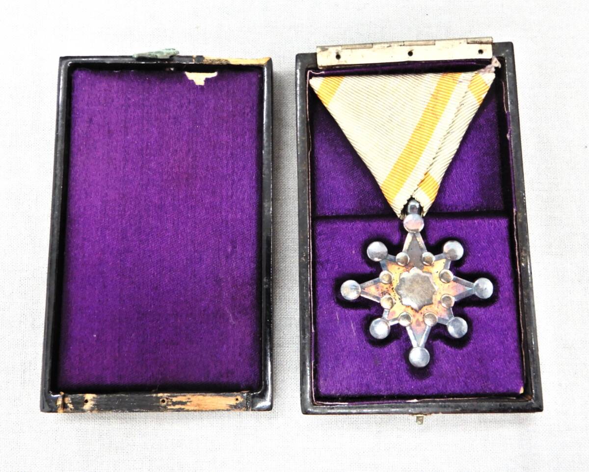 USED品1円～】 勲七等瑞宝章 / 勲八等白色桐葉章 × 2 / 勲章 記章 徽章