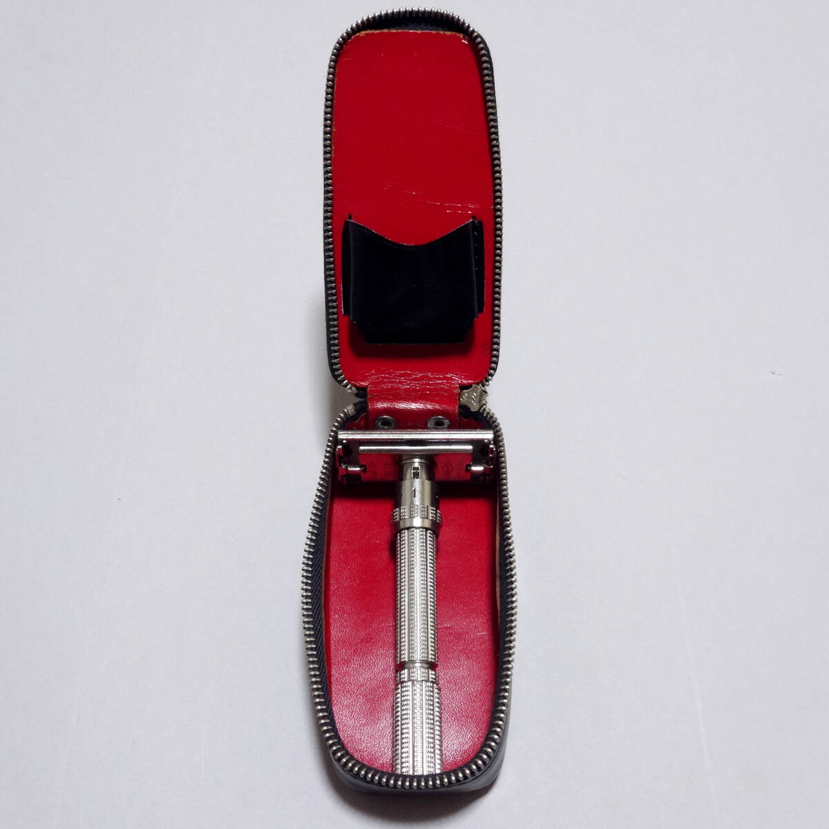 Gillette ジレット 両刃 カミソリ ホルダー USA製 レザーケース付き T字 剃刀 髭剃り 昭和レトロ ヴィンテージ アンティーク アメリカ_8