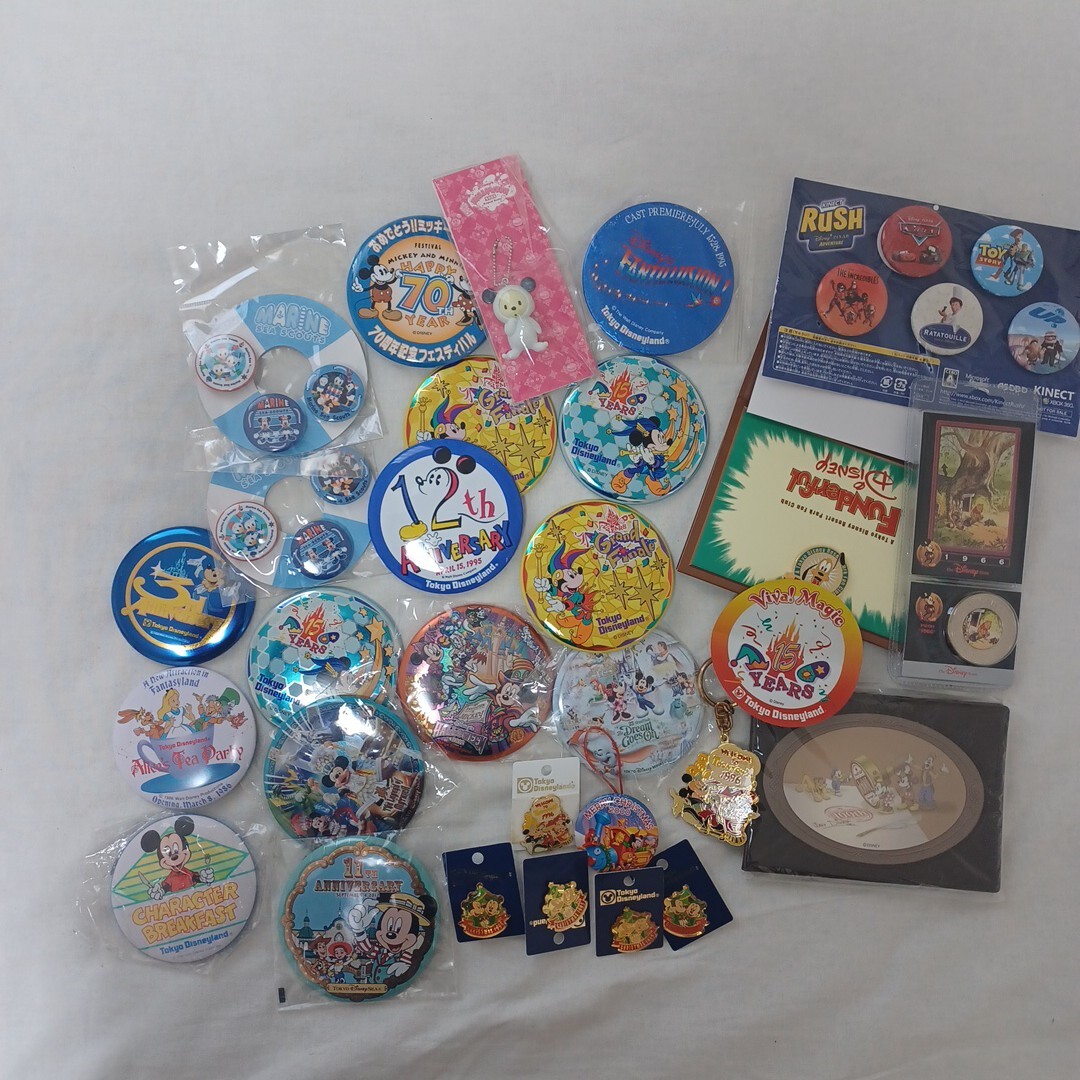 ディズニー　缶バッジ キーホルダー レトロ_1