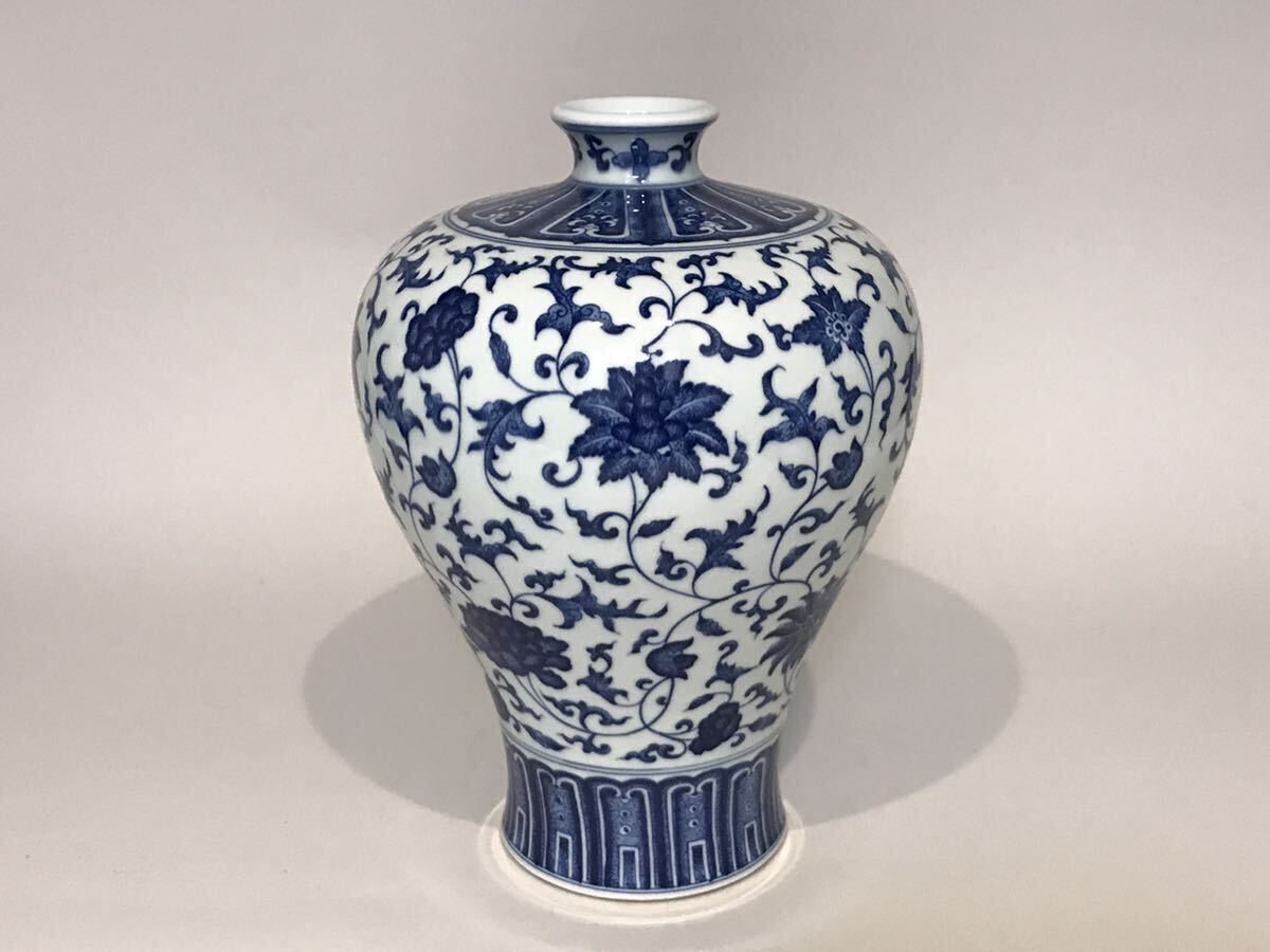 暁芳窯 染付唐草文梅瓶 大清乾隆年製銘 唐物 中国美術 箱付(施釉陶