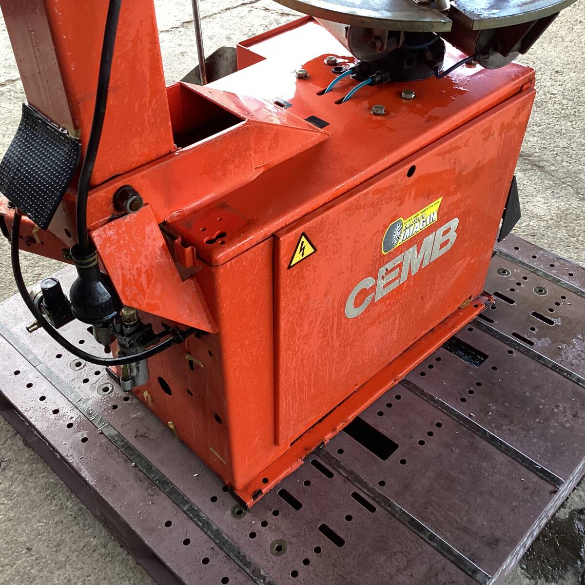 △ 岐阜発/ CEMB/ SM92/ タイヤチェンジャー/ 三相200v電源/ 動作確認/ ビート落としのクッション欠品/ タイヤ交換/ 現状品/ R6.12/5△_8