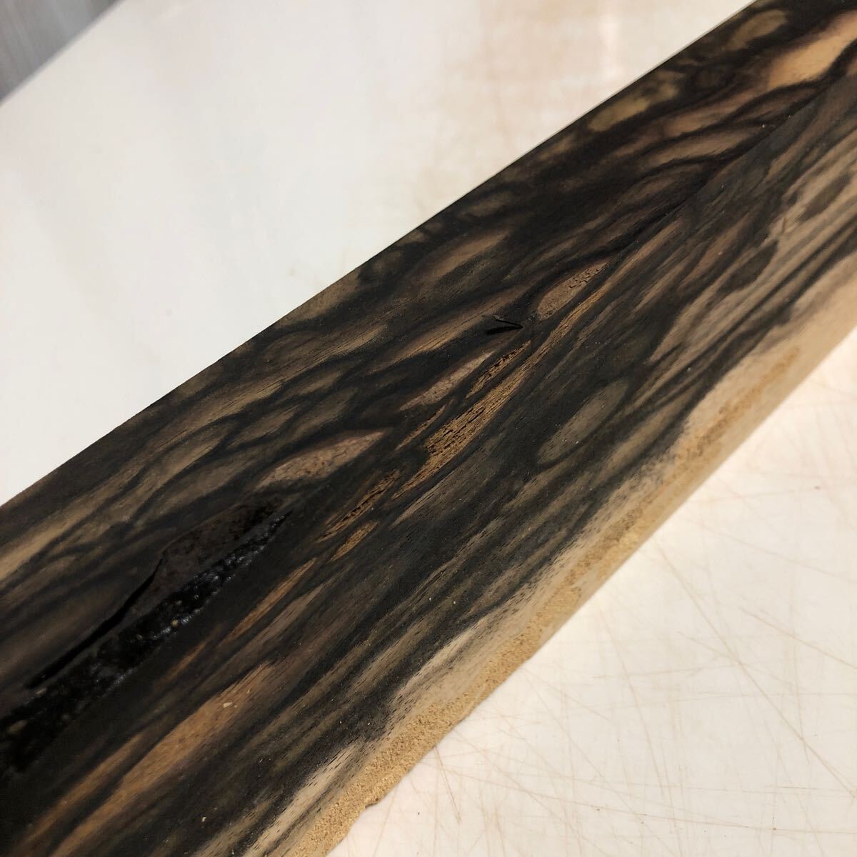 孔雀杢 黒柿 薄板 ブロック 欠け、シラタに虫食い穴あとあり 370×62