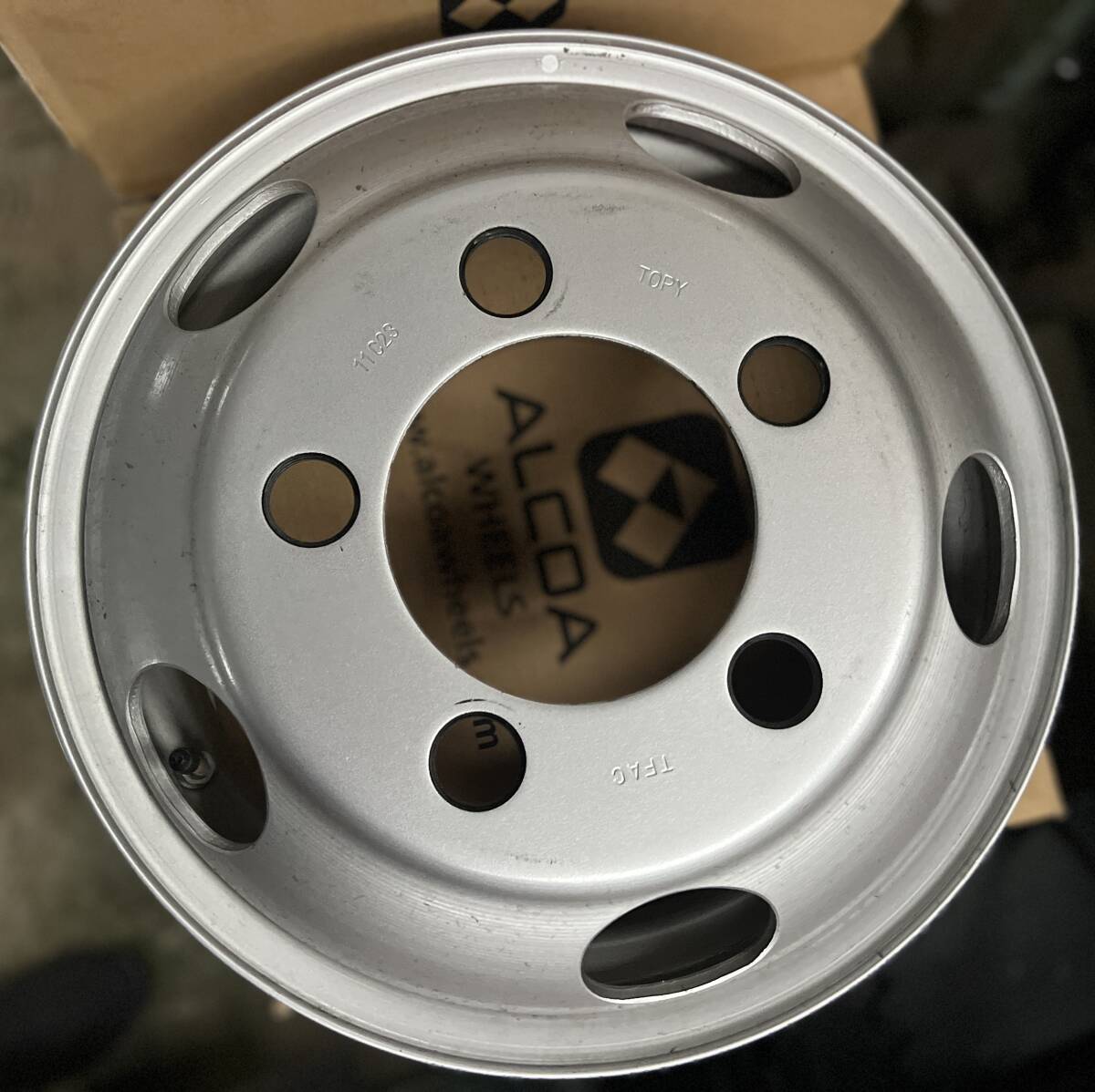 TOPY 16×5.5 5H PCD203.2 OFFSET116.5 未使用に近い商品 6本セット販売 (バラ売無し) TOPY 5H PCD203.2 116.5-8TC タイヤ・ホイール PCD