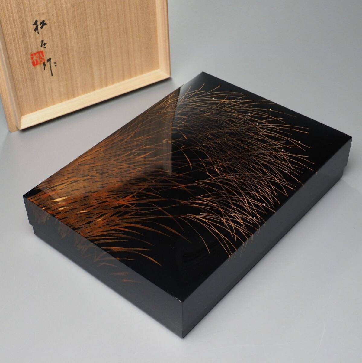 岡山県指定重要無形文化財保持者山口松太作黒漆塗 菓子器 TI5278◎備中漆 岡山県重要無形文化財《 山口松太 作 蒔絵月華文箱