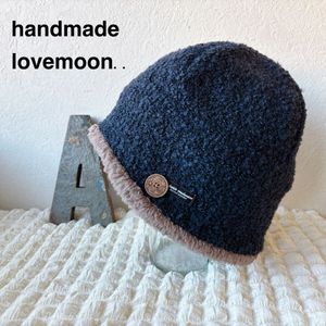 ハンドメイド*+.シンプル濃紺ループニット..グレージュウッドボタン+タグ:もふもふプード