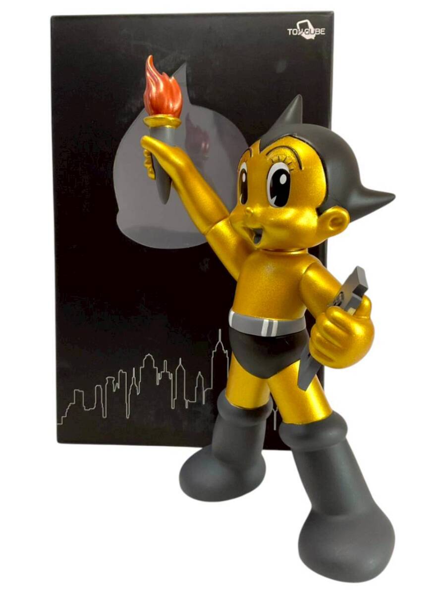 D5： 30cm 【Toy Qube Astro Boy New York (Light Gold) 鉄腕アトム