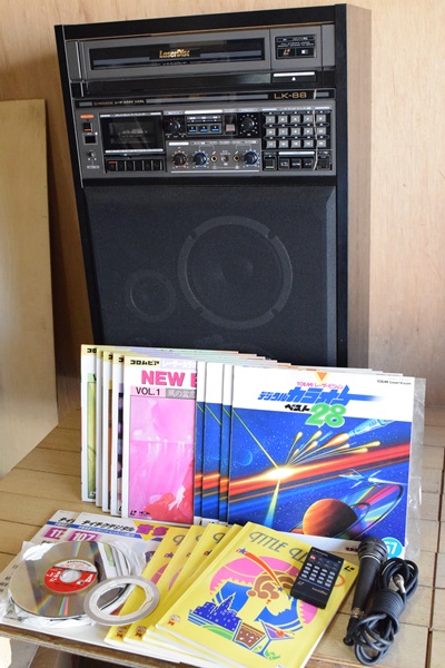 ●(美品)PIONEER レーザーカラオケシステム LK‐88＋マイク2本＋ディスク8枚付 022 パイオニア レーザーカラオケ LK-88 ディスク21枚＆マイク付