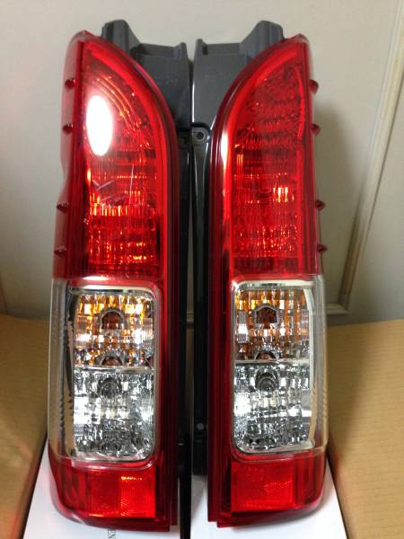 【新車外し】200系 ハイエース ４型　純正テールランプ_1