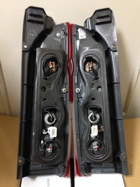 【新車外し】200系 ハイエース ４型　純正テールランプ_2