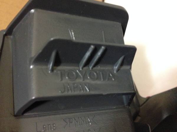 【新車外し】200系 ハイエース ４型　純正テールランプ_3