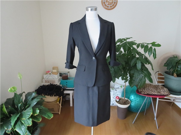 トップバリュー イオン スーツ上下セット レディース 黒 ひざ丈スカート 売買されたオークション情報 Yahooの商品情報をアーカイブ公開 オークファン Aucfan Com