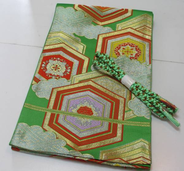 539◆正絹/エンペラーグリーンに重ね亀甲に雲模様の袋帯◆帯〆付