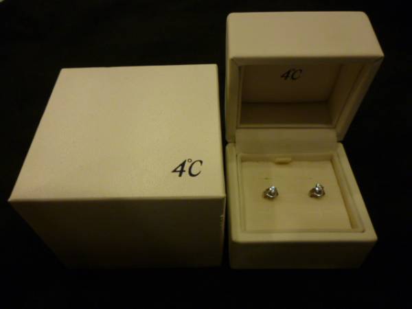 送料込♪ 4℃ジュエリー Pt950 ダイヤ付ピアス プラチナ 0.1ct