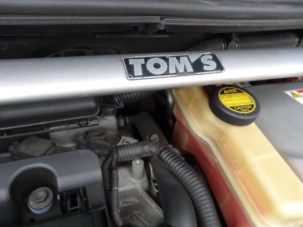 NHW20プリウス　タワーバー　トムス ☆TOM'S ストラット タワーバー プリウス NHW20用 トムス 中古