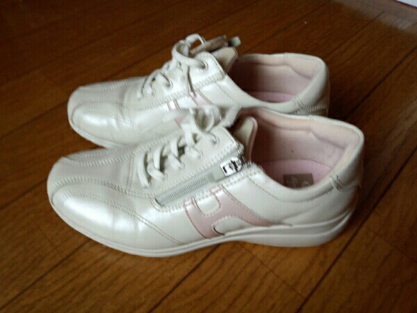 ホーキンスの白×ピンクのスニーカー
