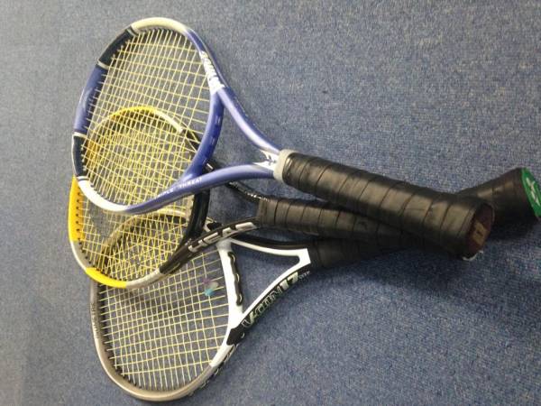 即決硬式用テニスラケット３本セット　定価総額１０万円以上！