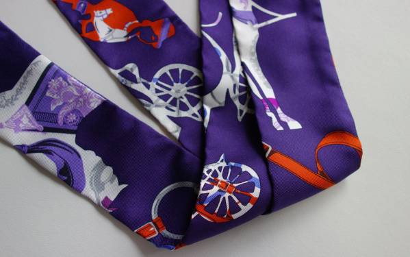 ■HERMES エルメス■ Twilly ツイリー　紫系 パープル　馬具柄