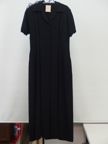 シビラ　　　リネン混４Ｂ襟付きタックロングワンピース　黒