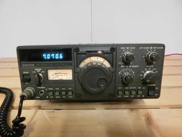 TRIO トリオTS-130V アマチュア無線機 往年の名機 TRIO HFトランシーバー TS-130V アマチュア無線 固定