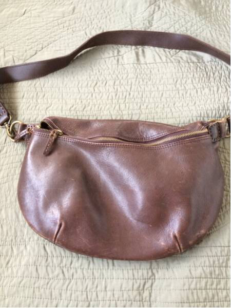 >新品　EN125 フロントフォーク <BR>中国から純正品を輸入しましたが、使用しなかったので出品します。<BR><BR>オーバーホールをバイク屋に頼むと2万円ぐらいは取られると思うので付け替えてしまったほうが手っ取り早いです。<BR><BR>そもそも普通のバイク屋で、補修部品がわからない輸入車をオーバーホールしてくれるかわかりません。<BR><BR>オイル注入済みですが、中国のオイルは品質が悪く動きが渋いので、付け替える前に交換してしまうことをお勧めします。<BR>交換するつもりで買ったカワサキ純正1Lのオイルですが、ご希望でしたらプラス1000円でお付けします。<BR><br><br><span class=