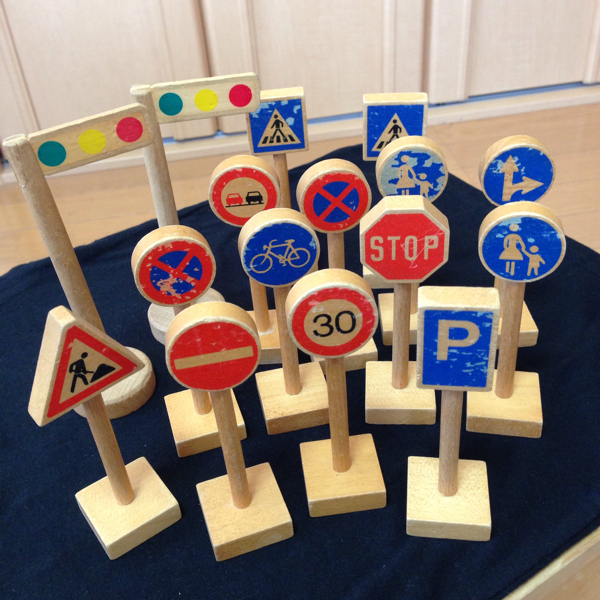 木のおもちゃ 積木 交通標識 信号 ブリオ 16個 ブロック 積木 売買されたオークション情報 Yahooの商品情報をアーカイブ公開 オークファン Aucfan Com