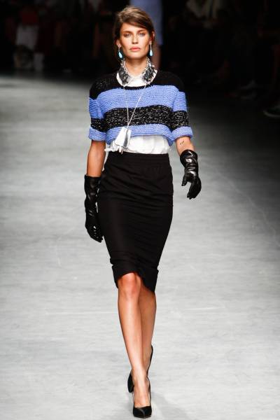 N° 21 ヌメロヴェントゥーノ キーホルダー ネックレス 白レザー