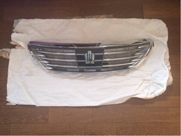 200系クラウンハイブリットグリル プリクラッシュ