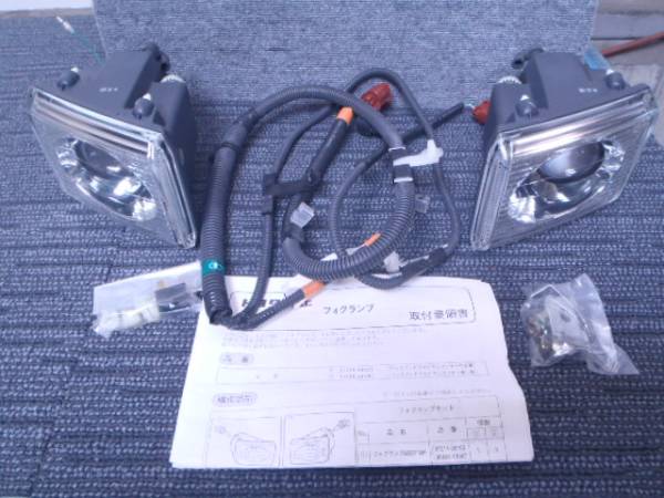 新品訳有◇(405-81025-28040)トヨタ 60系VOXY 純正 フォグランプ