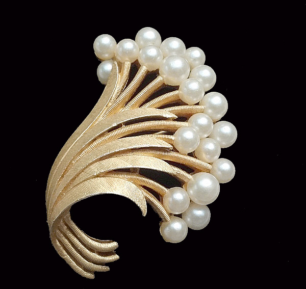 ＊Trifari トリファリ＊ゴールドに沢山のお花のパールブローチ