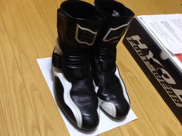 hyod ブーツ 黒白 BOLGA ST-X D3O