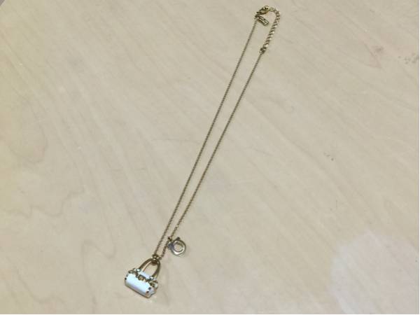 フェラガモ バックモチーフ ネックレス 金色