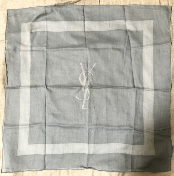新品GUCCIに合うシルクカシミアの夏向けグレーYSLポケットチーフ