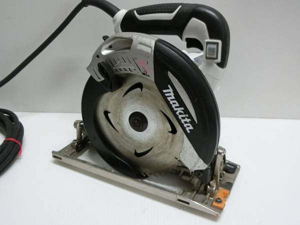 1円～!　(164) 5732C 白 マキタ 100V 165mm 電気マルノコ 刃付き