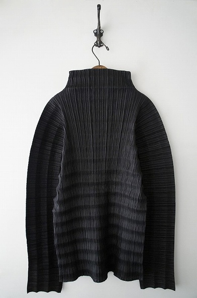 ISSEY MIYAKE イッセイミヤケ プリーツタートルプルオーバーM*黒