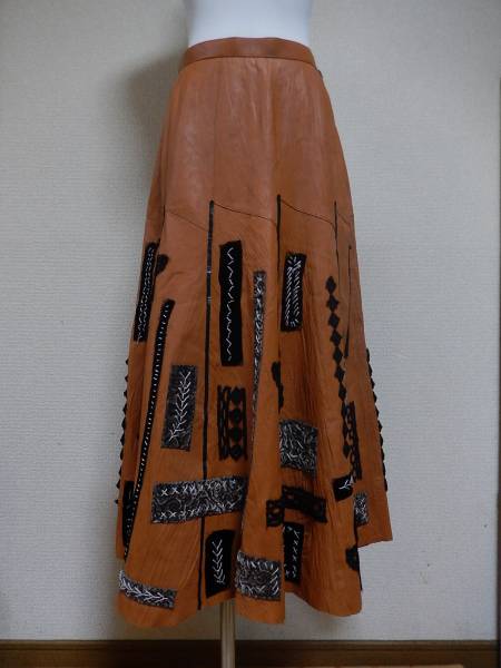 美品　羊革ロングスカート　レース・ベロアモチーフ多数　茶系