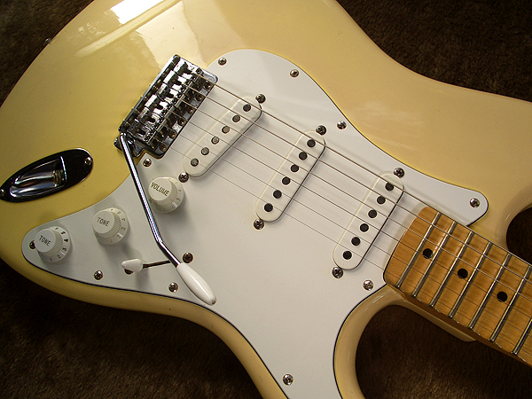 Fender Japan ST72-86DSC ストラトキャスター イングウェイ Fender JAPAN ST72-86 DSC - Yellow White | Blue Guitars Online Store