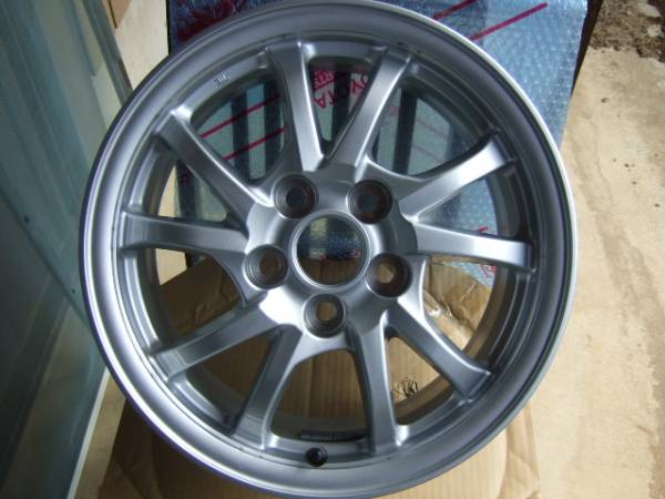 新車外しトヨタ純正プリウスαアルミホイール16インチホイル１本