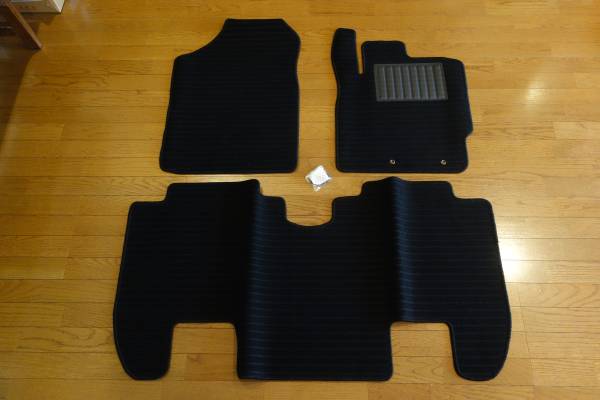 トヨタ ラクティス 100系 社外フロアマット 新品 未使用