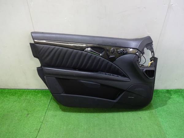 メルセデスベンツ Eクラス W211 純正左フロントドアトリム P100