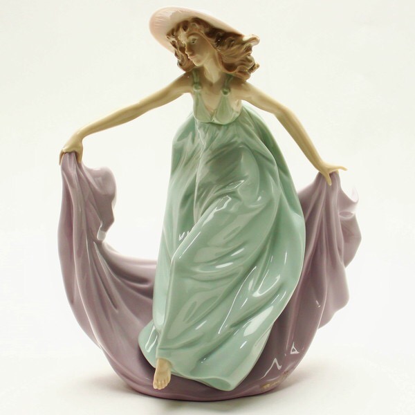 絶版　リヤドロ（LLADRO） フィギュリン　五月の舞踏 箱付き 美品 リアドロ】フィギュリン「五月の踊り子」#5662【LLADRO】 リヤドロ