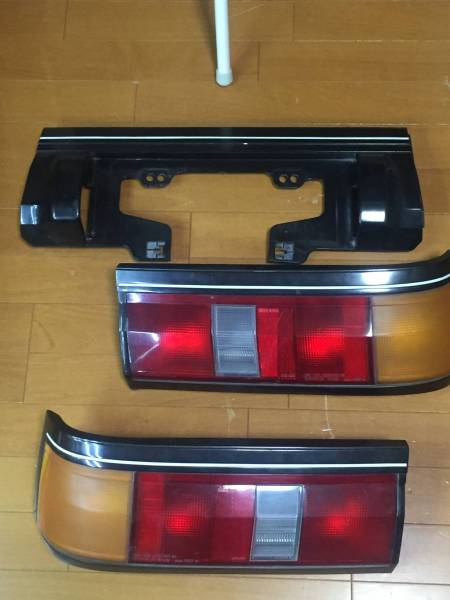 AE86 カローラレビン 後期テール ガーニッシュ 当オークションをご覧
