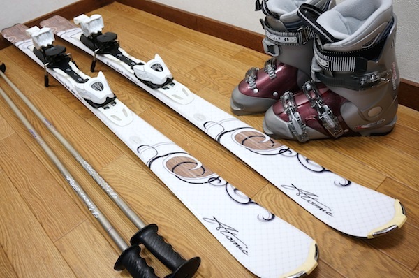 142cm 靴23～23.5cm ATOMIC大人女性カービングスキーセット 中古