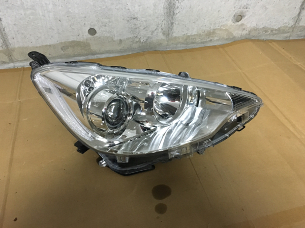 アクア NHP10 右ヘッドランプ ハロゲン Assy 中古 美品 34-2472☆値下
