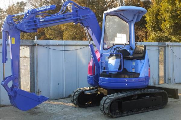 コマツ　PC28UU-2 　油圧ショベル　3t クラス ゴムクローラ新品